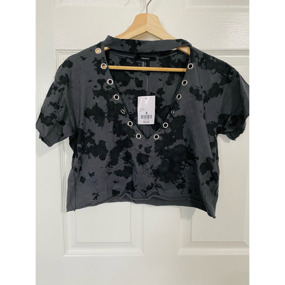 • cropped t shirt •